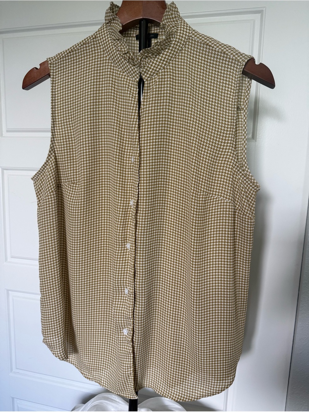 Ann Taylor Beige Houndstooth Sleeveless Button-Up Top
